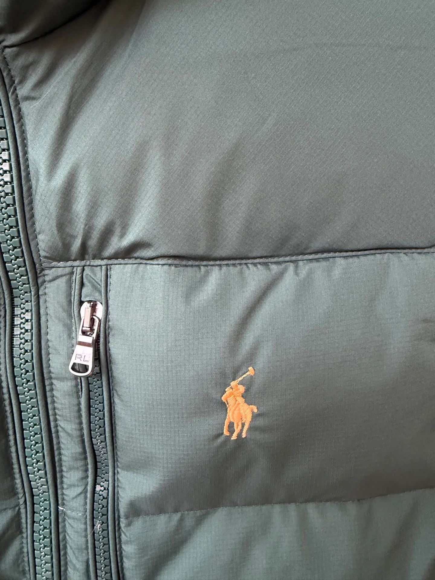 P500 Ralph Lauren embroidered down vest (top version of pure down) 100% pure down, a classic evergreen style, the same cold-proof artifact used by celebrities and Internet celebrities, 1:1 replica, from fabrics, fillings to auxiliary materials, all-round benchmarking against the original quality. It uses an imported Behringer embroidery machine, 10,000-needle electric embroidery technology, and imported No. 7 needles and embroidery thread to create a full, three-dimensional, clear-textured polo logo on the chest, which can be called a "moving texture badge." Double-layer locked velvet interior, bid farewell to the worry of velvet running away. The inner lining adopts a nylon double-layer sealed velvet structure to strictly prevent velvet drilling. The hem has a built-in adjustable drawstring, making it more windproof and cold-proof. Paired with a customized No. 8 YKK zipper, a must-have item for autumn and winter.